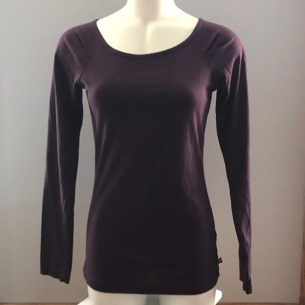 Fabletics plum long sleeved tee like new xs